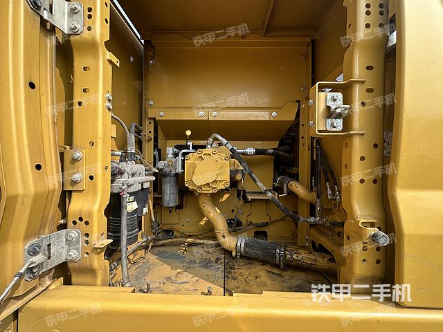 液压泵舱室正面整体（整机外观）