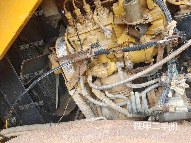 发动机左侧全景（压路机发动机舱）