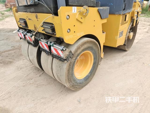 后轮左侧全景（压路机前后车架）