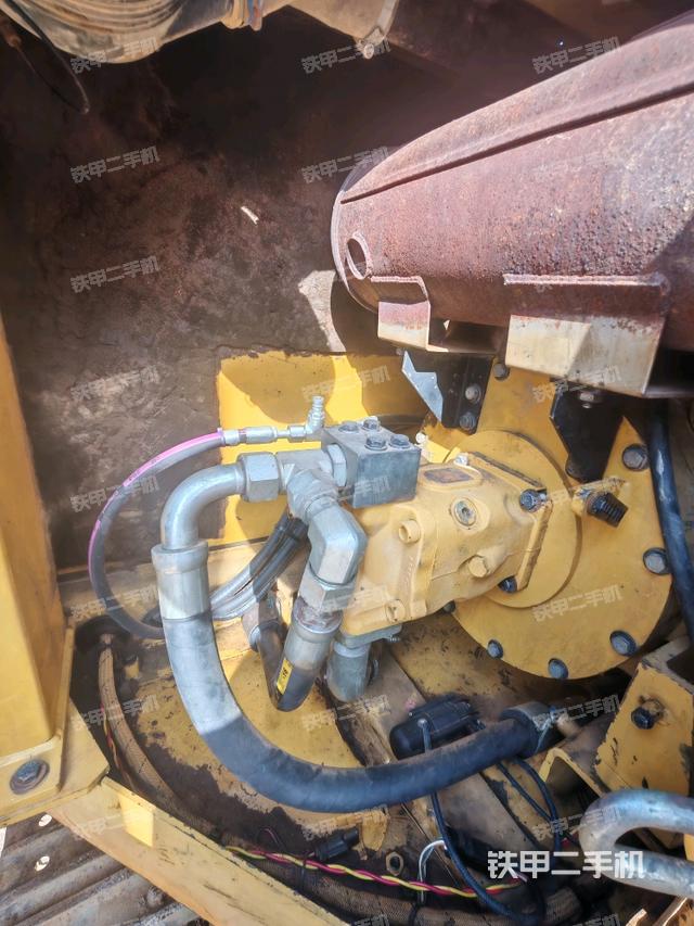 液压泵舱室正面整体（整机外观）