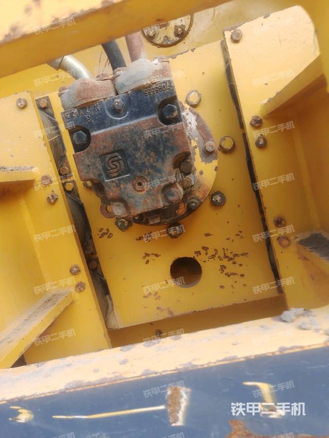 后轮右侧全景（压路机前后车架）