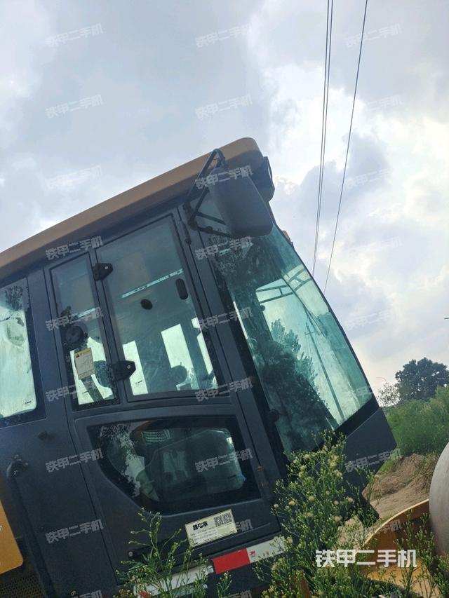 右侧正面照（压路机驾驶室）