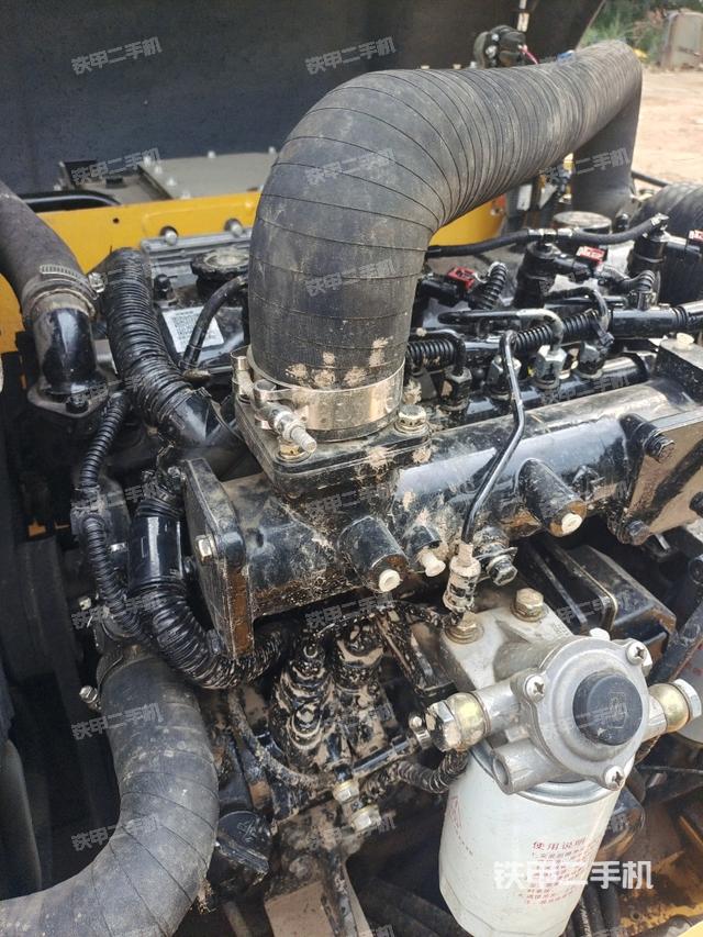 分动箱或变速箱（压路机发动机舱）