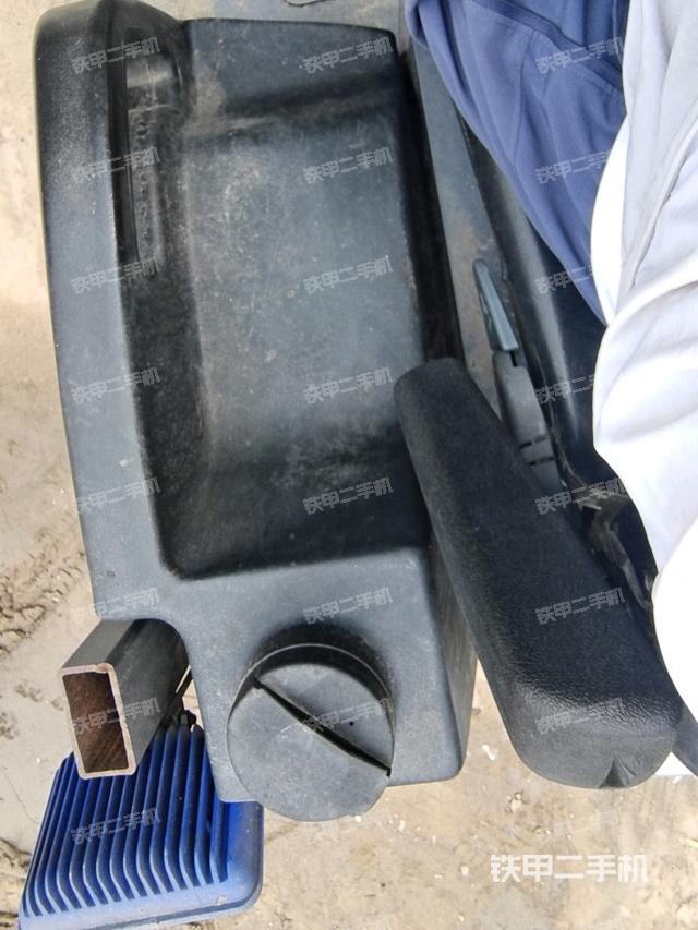 驾驶室内座椅、仪表操作手柄全景（压路机驾驶室）