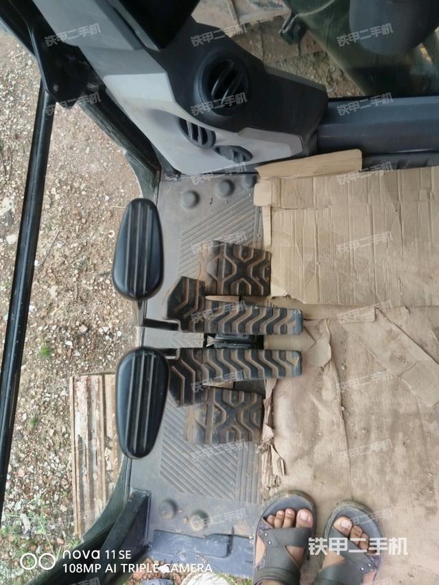 行走控制手柄和踏板 俯拍（驾驶室部分）