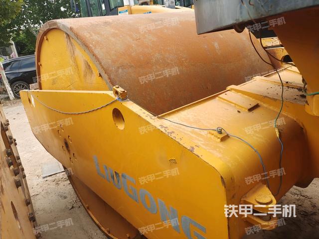 后轮左侧全景（压路机前后车架）