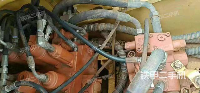 回转马达和主控阀（整机外观）