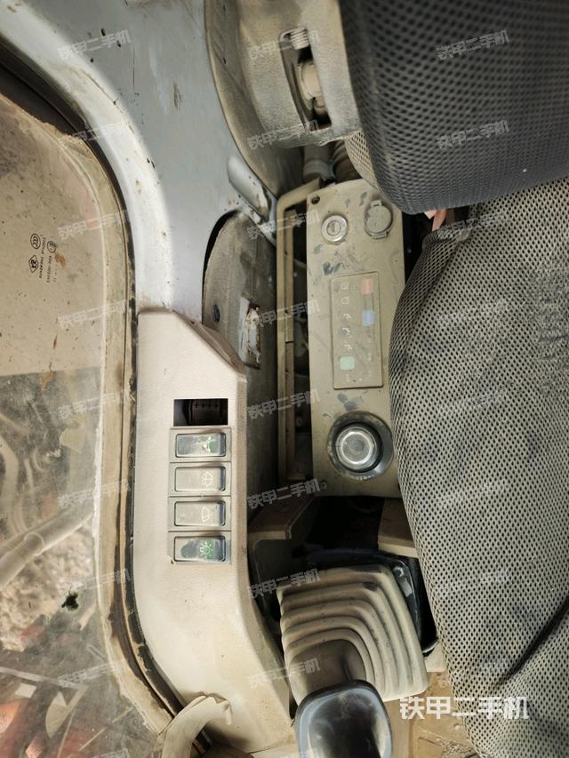 座椅右侧控制台/钥匙门/油门/含右手柄（驾驶室部分）