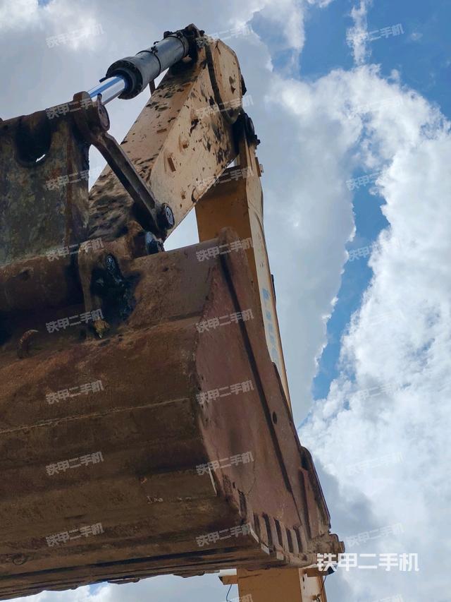 大臂油缸整体 竖拍（工作和回转装置）