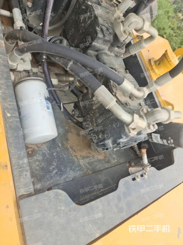 发动机上部全景（压路机发动机舱）