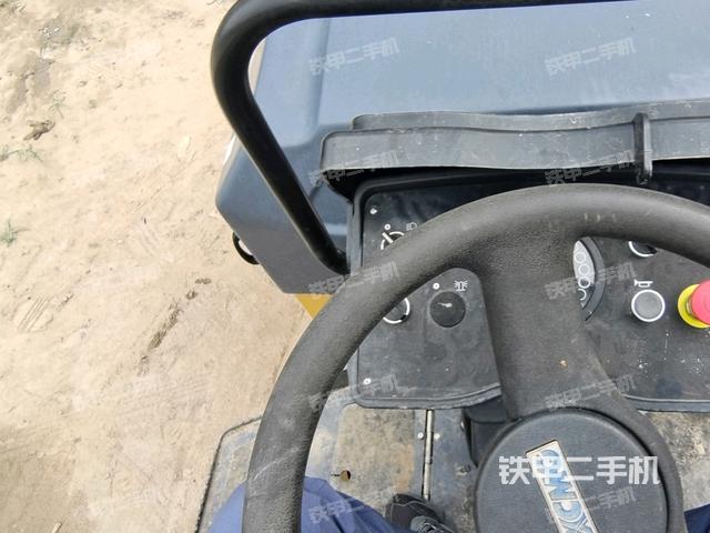 仪表盘全景（压路机驾驶室）