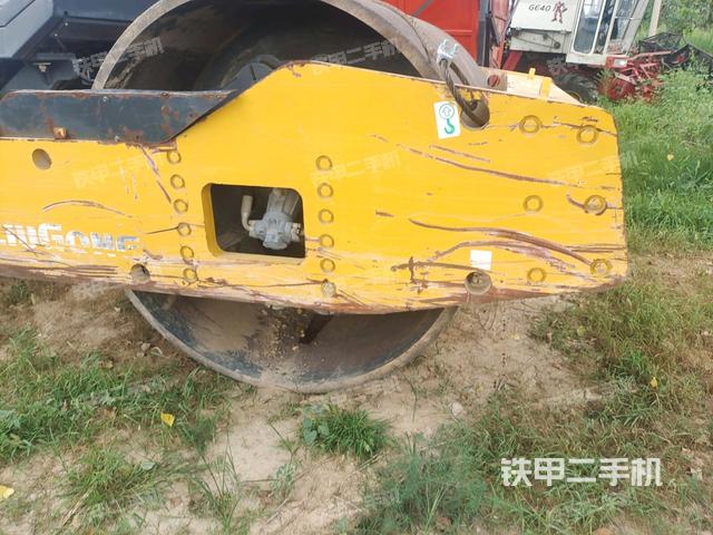 前车架正左侧（压路机前后车架）