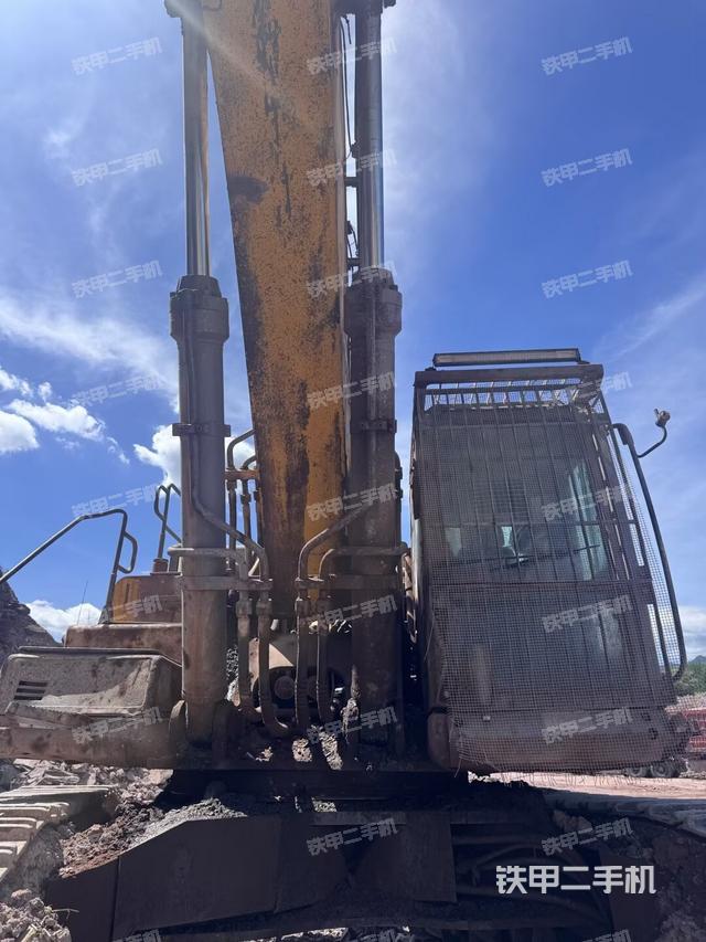 大臂油缸整体 竖拍（工作和回转装置）