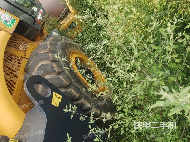 后轮右侧全景（压路机前后车架）