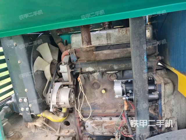 发动机上部全景（压路机发动机舱）