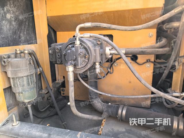 液压泵舱室正面整体（整机外观）