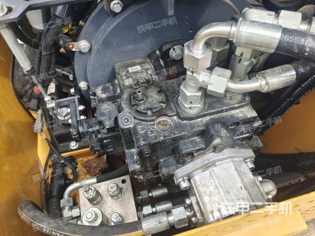 发动机右侧全景（压路机发动机舱）