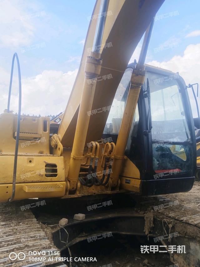 大臂油缸整体 竖拍（工作和回转装置）