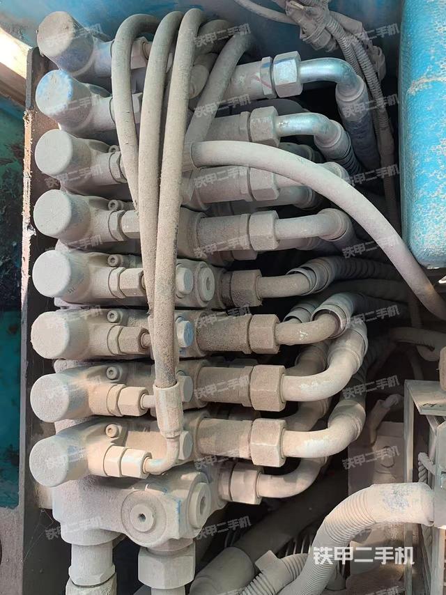 回转马达和主控阀（整机外观）