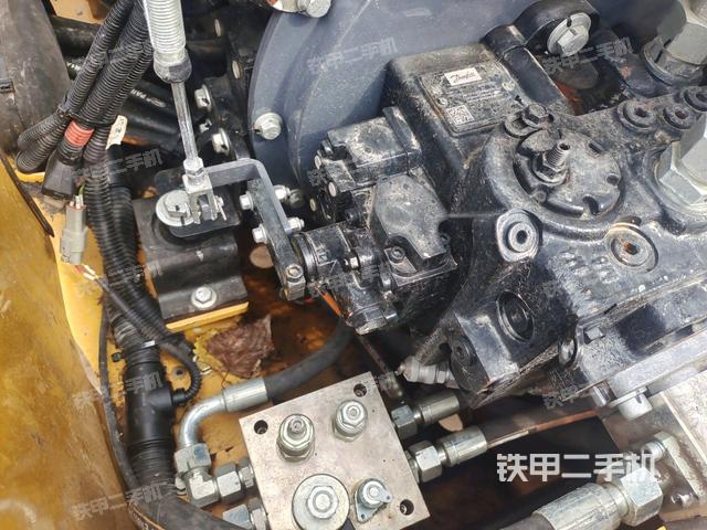 发动机左侧全景（压路机发动机舱）