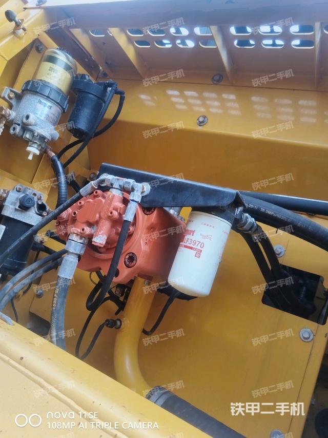 液压泵舱室正面整体（整机外观）