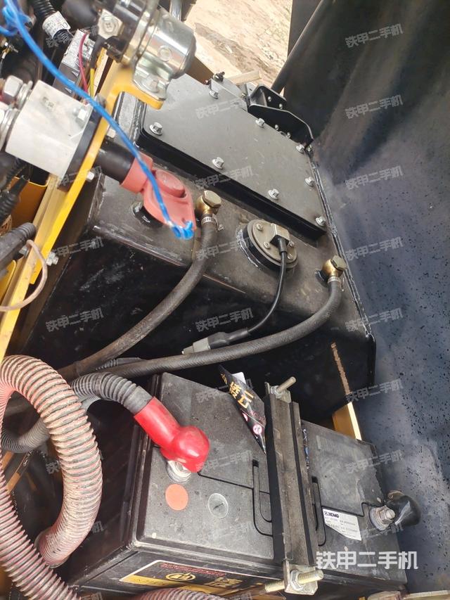 发动机舱全景（压路机发动机舱）