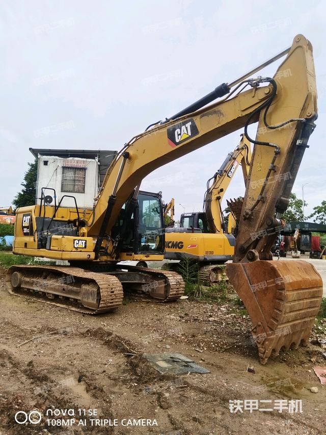 大臂油缸整体 竖拍（工作和回转装置）