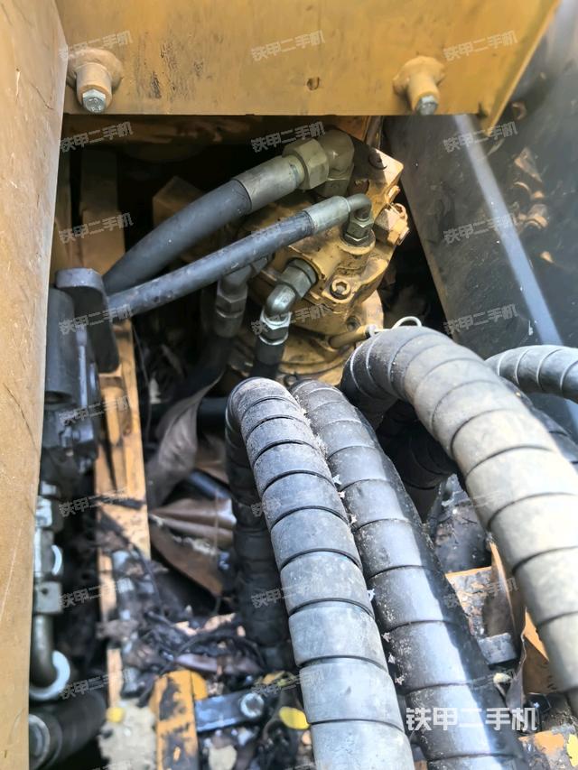 回转马达和主控阀（整机外观）