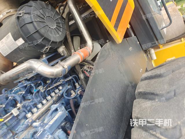 分动箱或变速箱（压路机发动机舱）