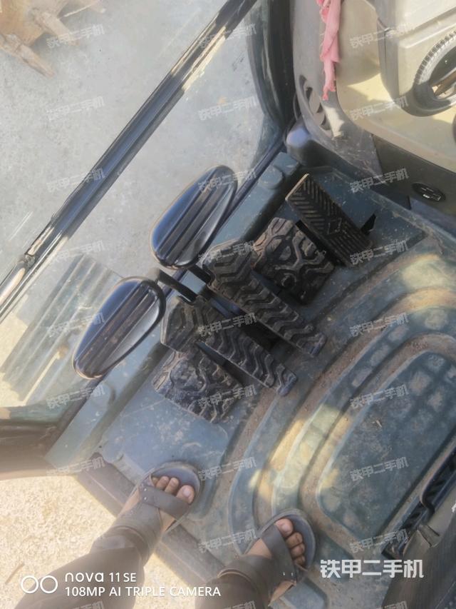 行走控制手柄和踏板?俯拍（駕駛室部分）