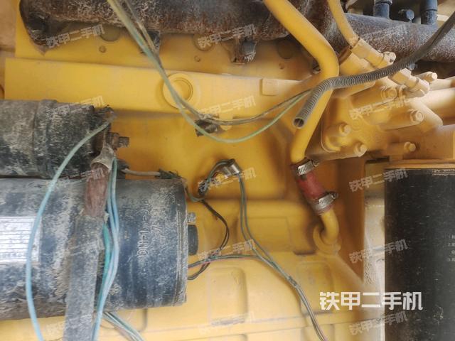 发动机上部全景（压路机发动机舱）