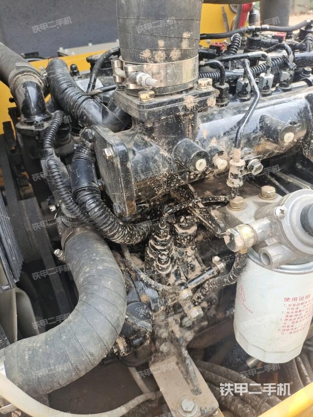 发动机上部全景（压路机发动机舱）