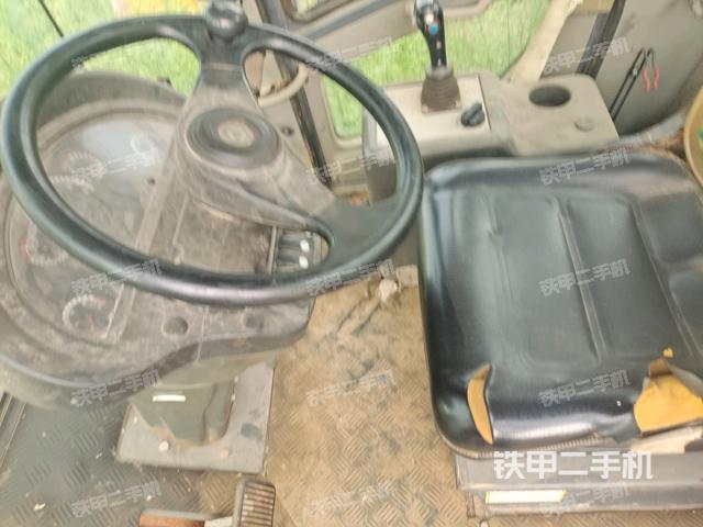 操作台全景（压路机驾驶室）