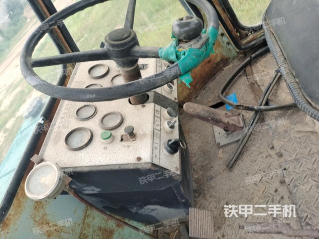 驾驶室内座椅、仪表操作手柄全景（压路机驾驶室）