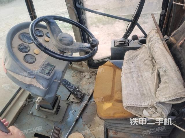 驾驶室顶蓬内（压路机驾驶室）