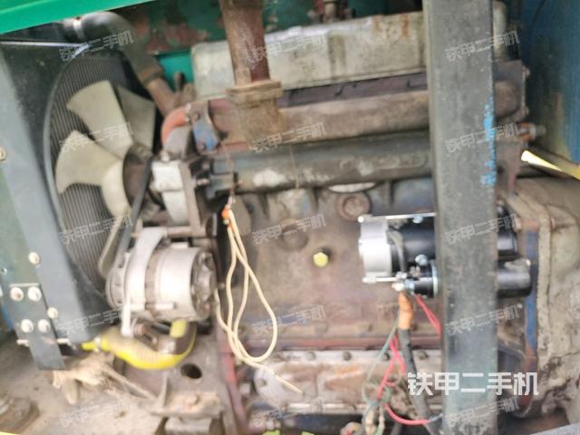 发动机左侧全景（压路机发动机舱）