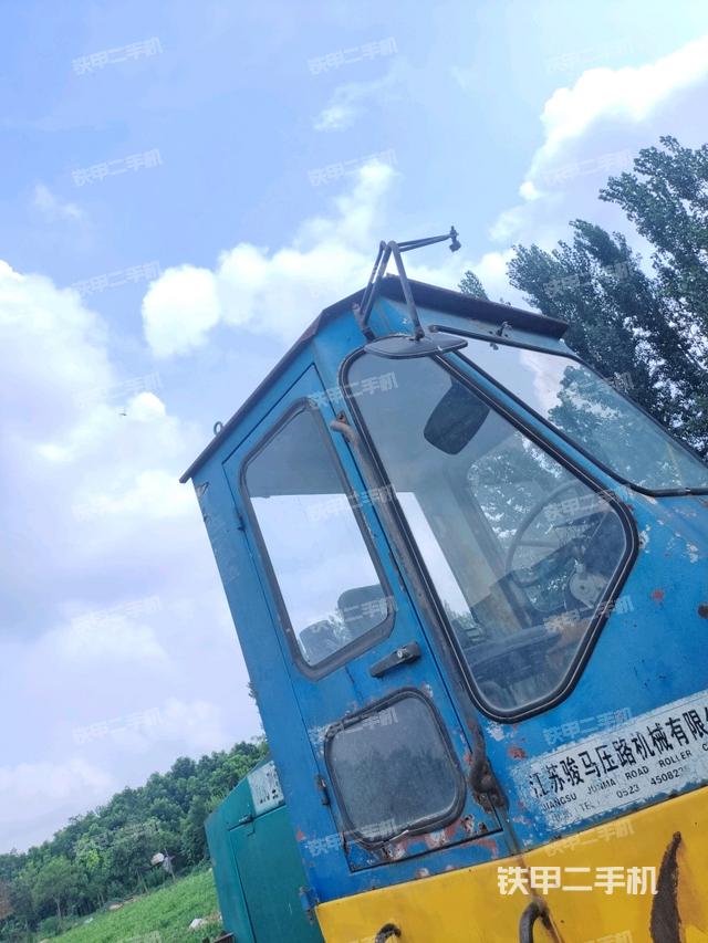 左侧正面照（压路机驾驶室）