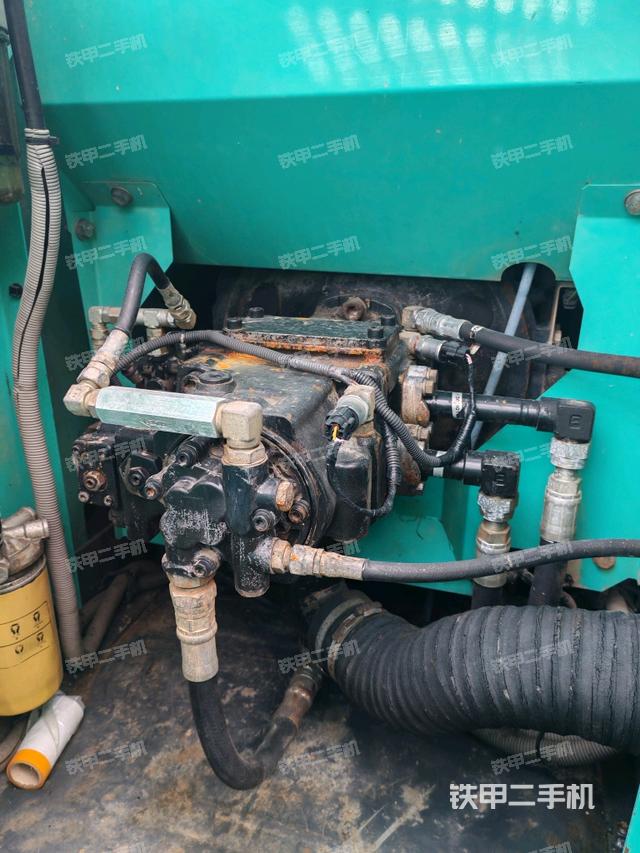 液压泵舱室正面整体（整机外观）