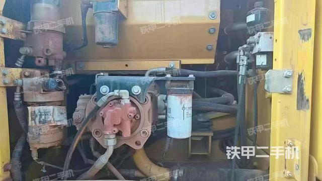 液压泵舱室正面整体（整机外观）