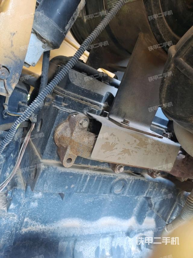 发动机上部全景（压路机发动机舱）