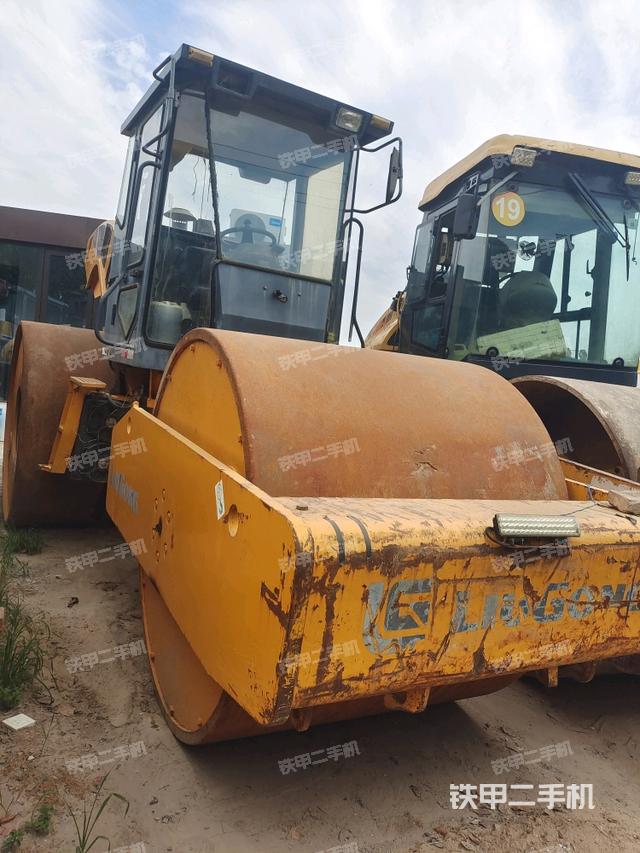 右前45°（压路机整机外观）