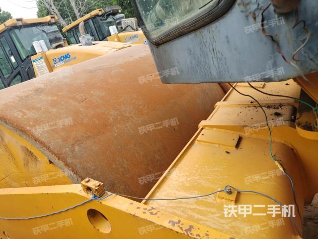 后轮右侧全景（压路机前后车架）