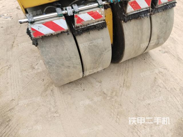 正后侧（压路机前后车架）