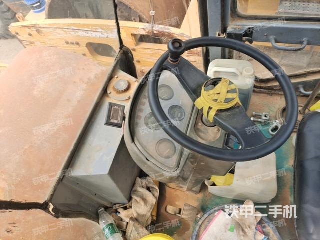 驾驶室侧向上照全景（压路机驾驶室）