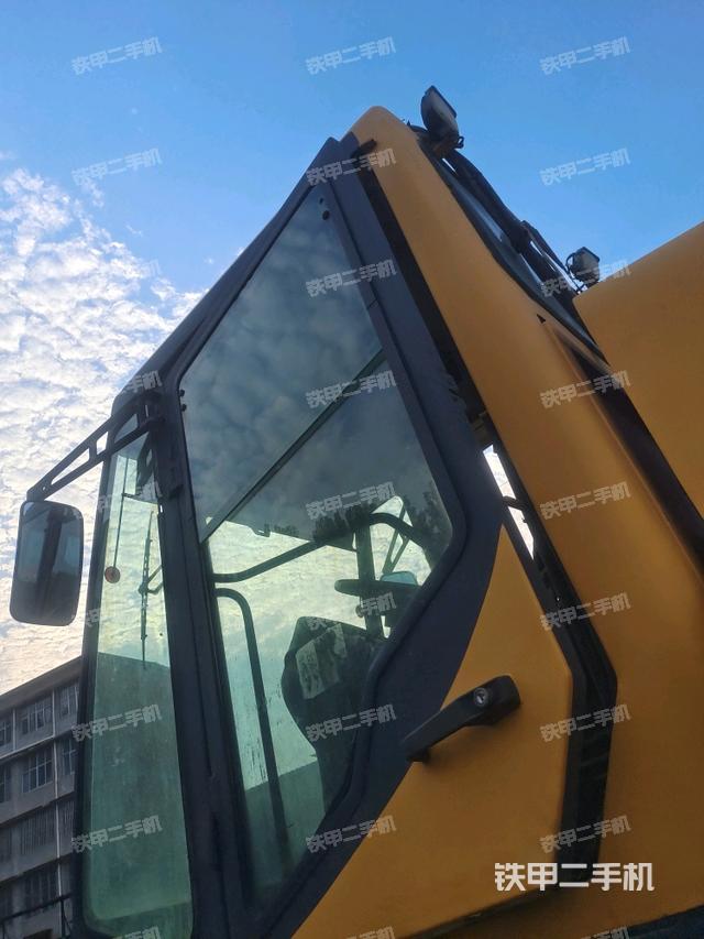 右侧正面照（压路机驾驶室）