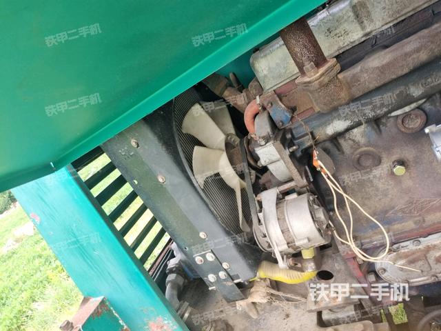 发动机右侧全景（压路机发动机舱）