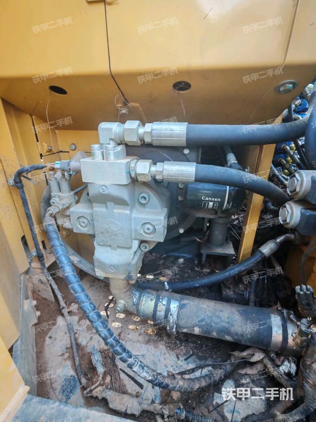 液压泵舱室正面整体（整机外观）