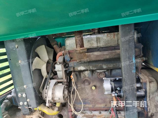 发动机舱全景（压路机发动机舱）