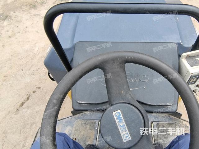 操作台全景（压路机驾驶室）