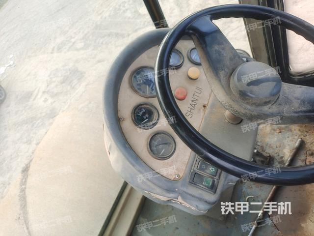 驾驶室内座椅、仪表操作手柄全景（压路机驾驶室）